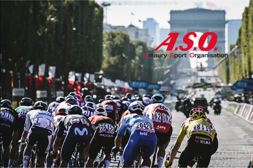 cycliste devant l'arc de triomphe pour un évènement de l'ASO, partenaire de l'école d'ostéopathie CSO Paris