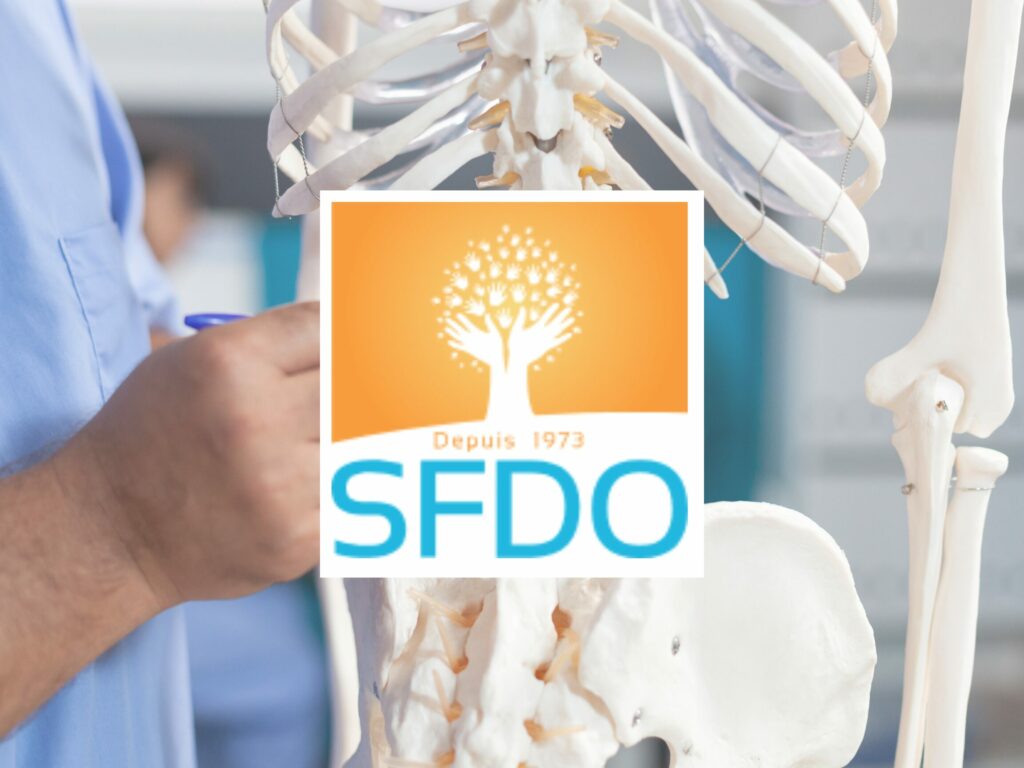 homme montrant une colonne vertébrale pour illustrer le partenaire du CSO Paris : le SFDO